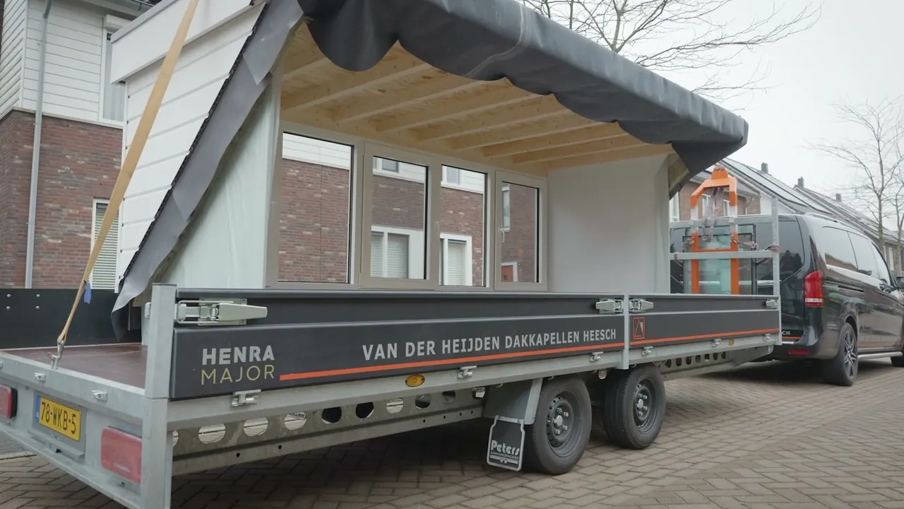 Aanhanger met de naam Van der Heijden Dakkapellen Heesch en een dakkapel erop
