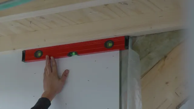 Vakman controleert de afwerking binnen met een waterpas