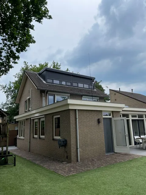 Antraciet dakkapel over de volle breedte van een vrijstaande woning