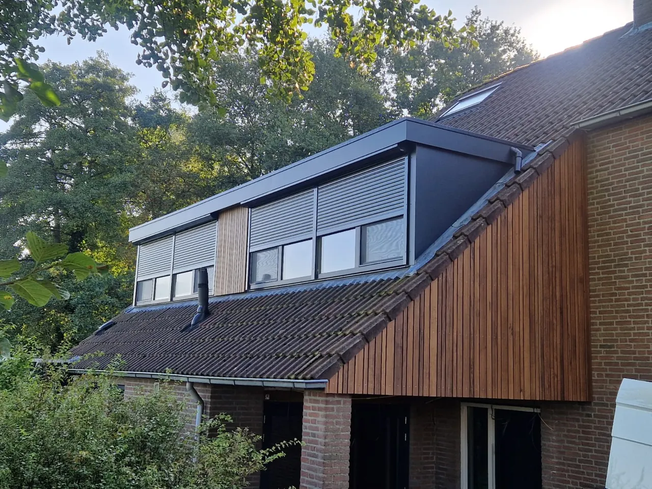 XXL dakkapel met donkere bekleding en houten gevel